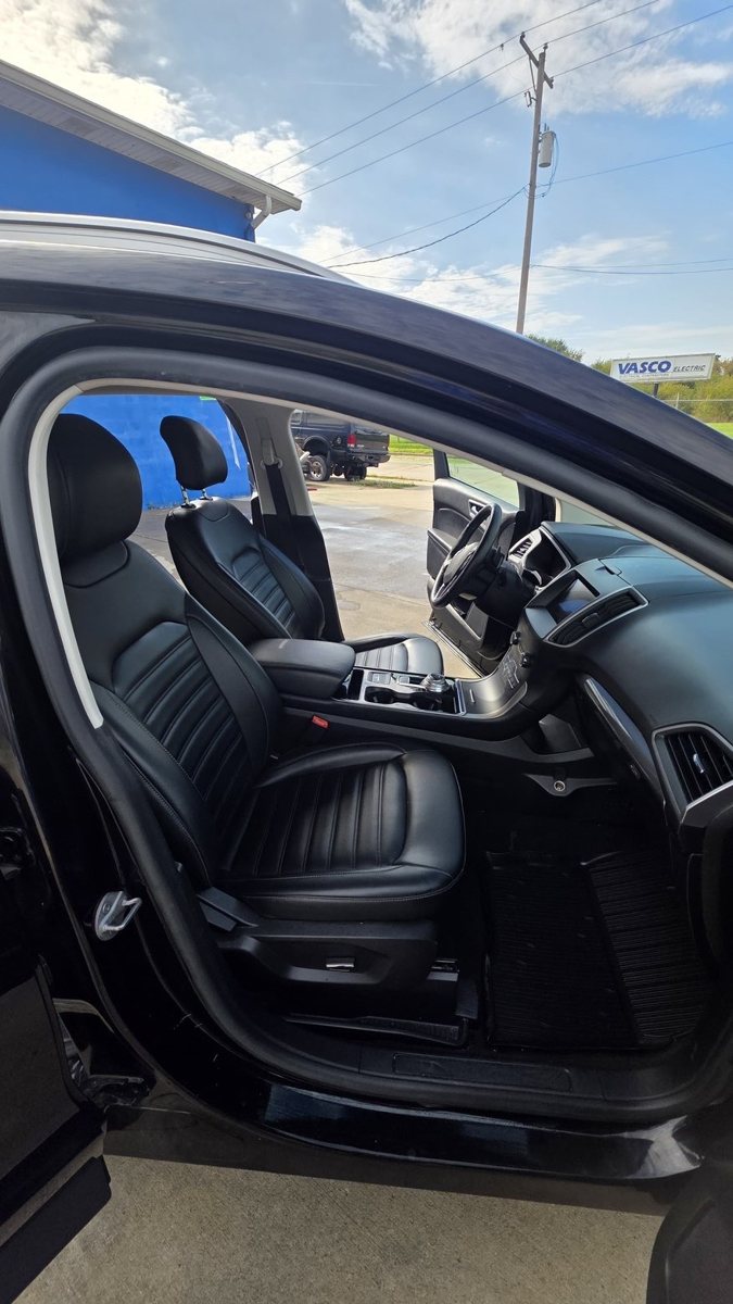 Vehicle photo 7