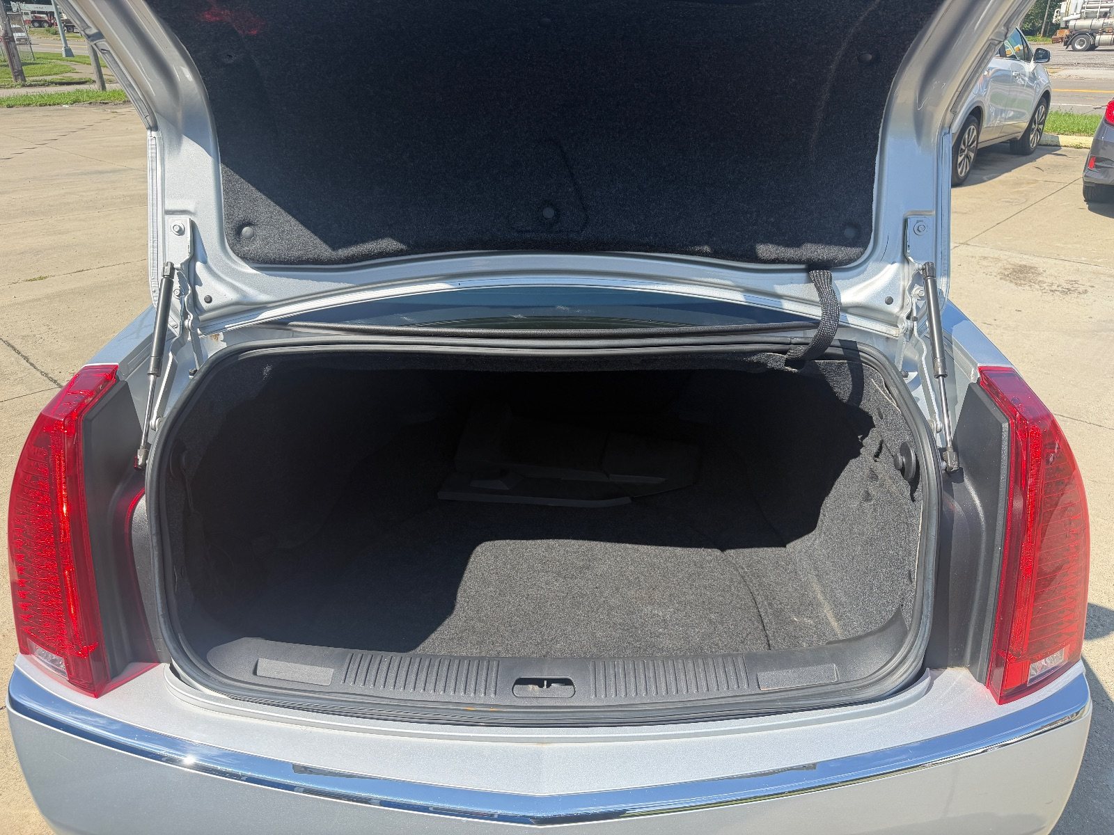 Vehicle photo 9