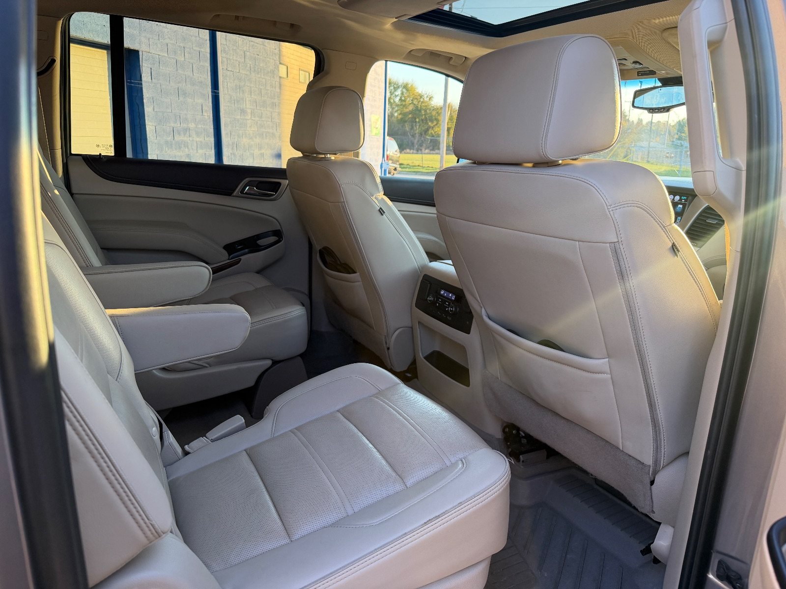 Vehicle photo 12