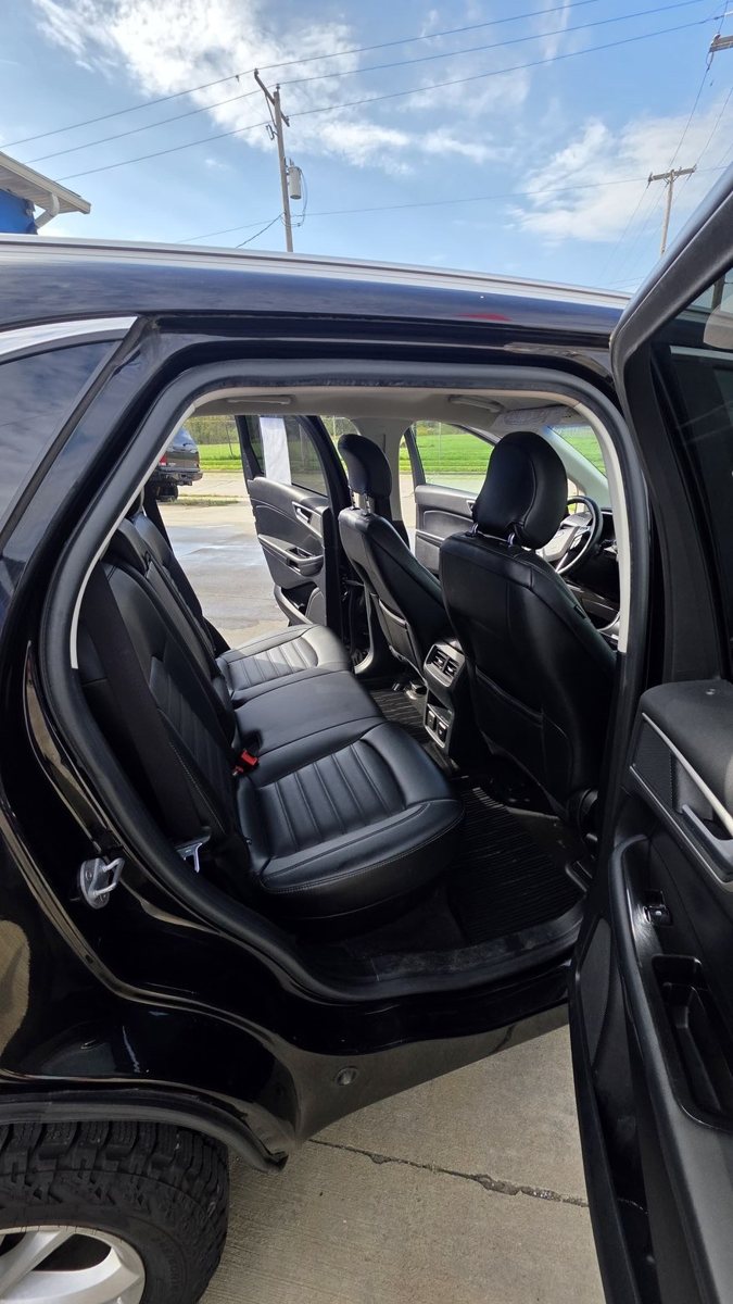 Vehicle photo 12