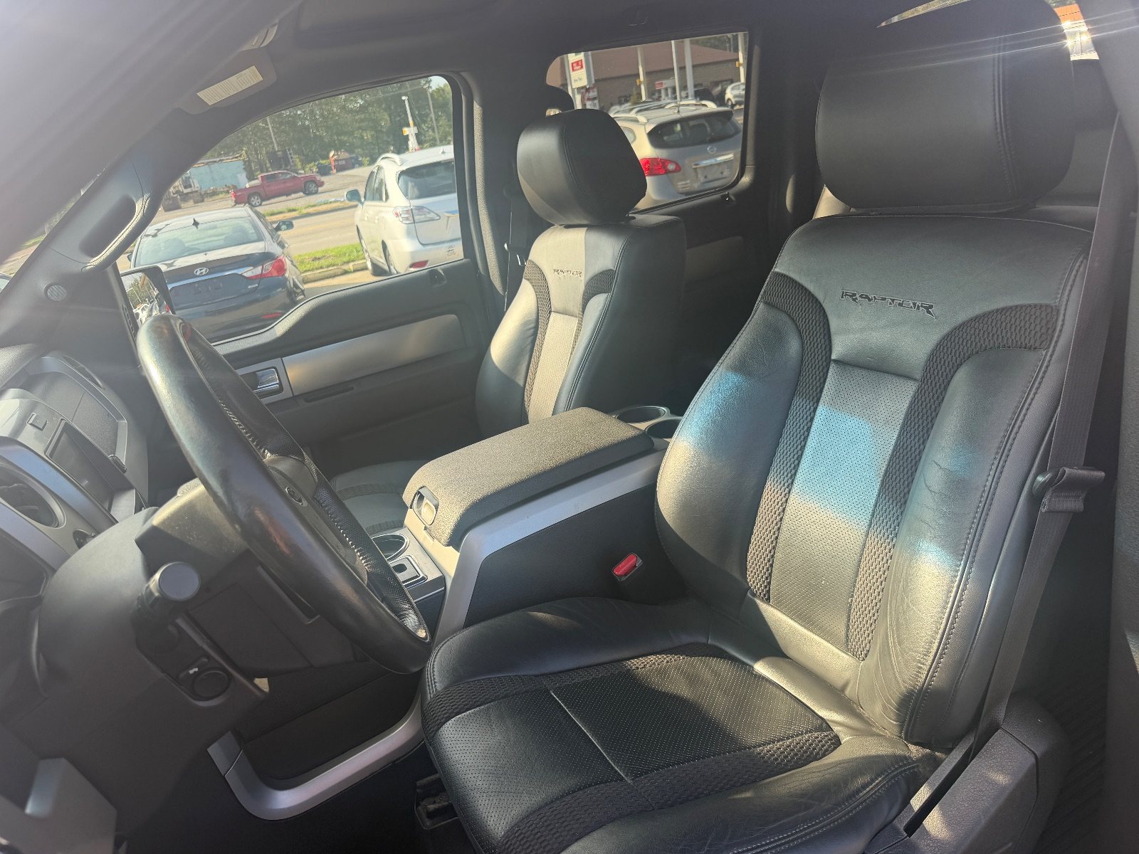 Vehicle photo 12