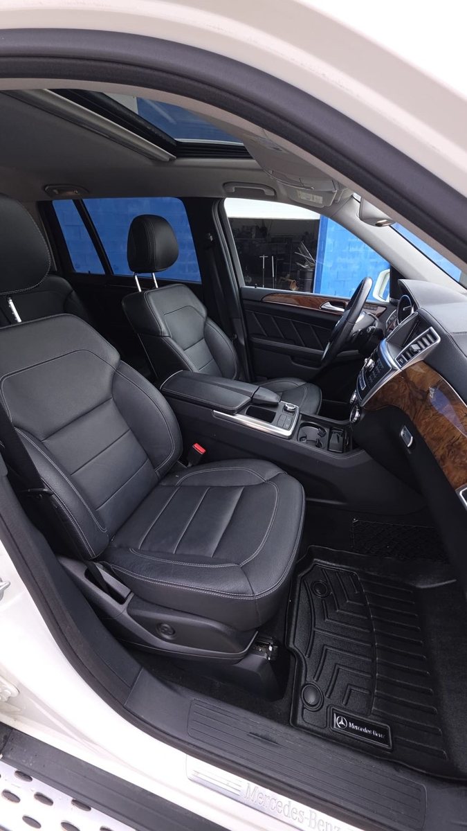 Vehicle photo 9