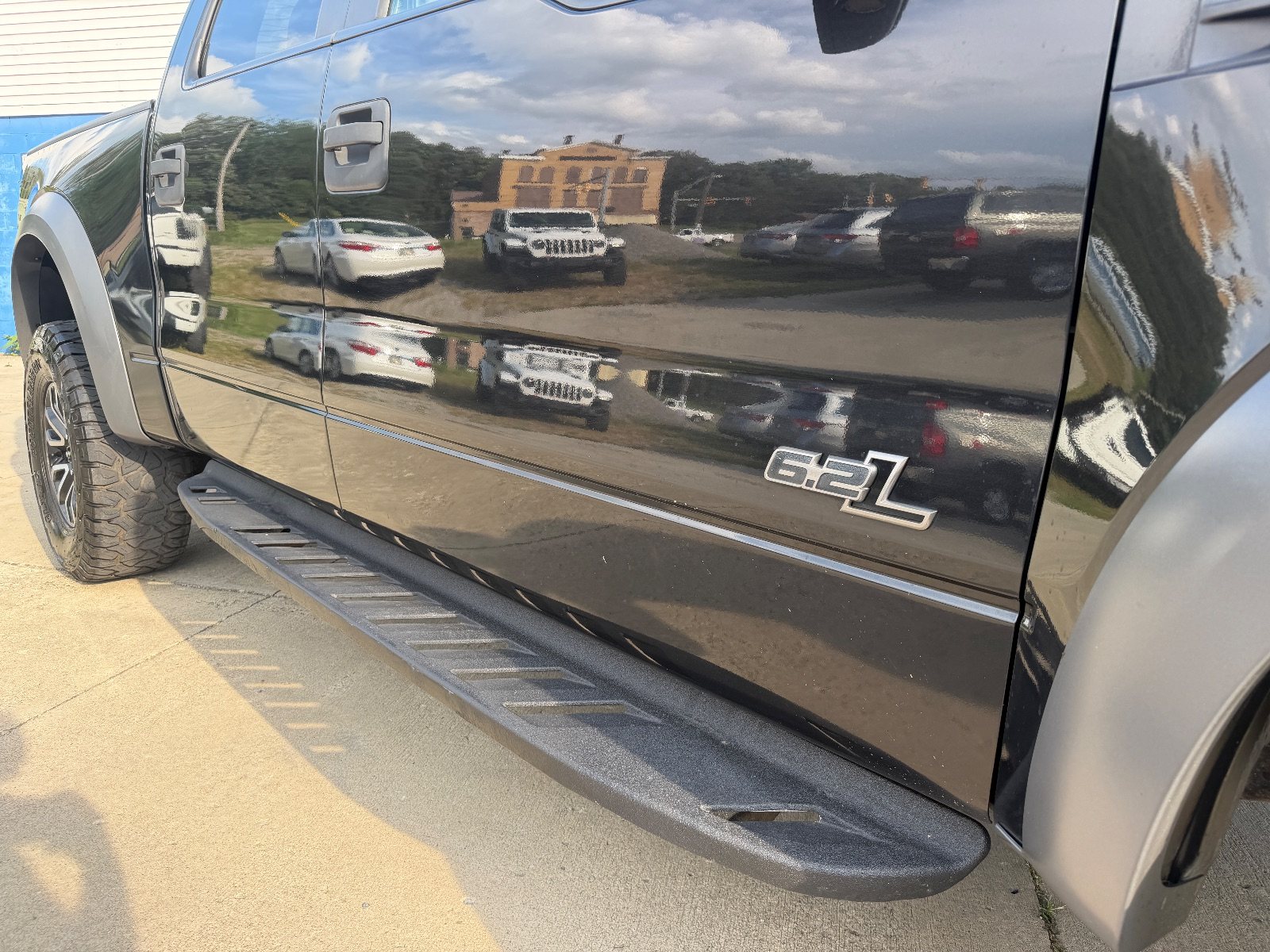 Vehicle photo 9