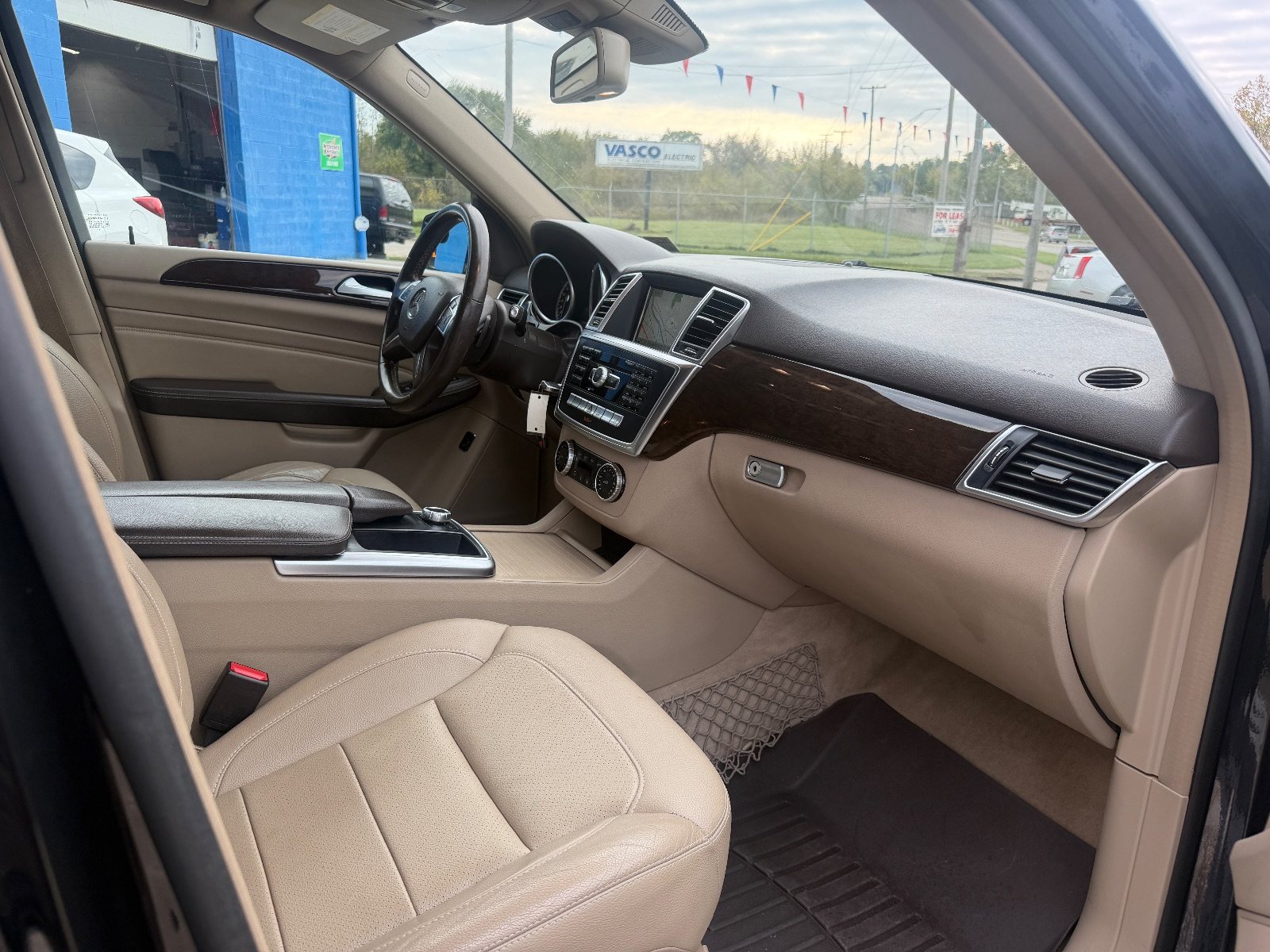 Vehicle photo 10