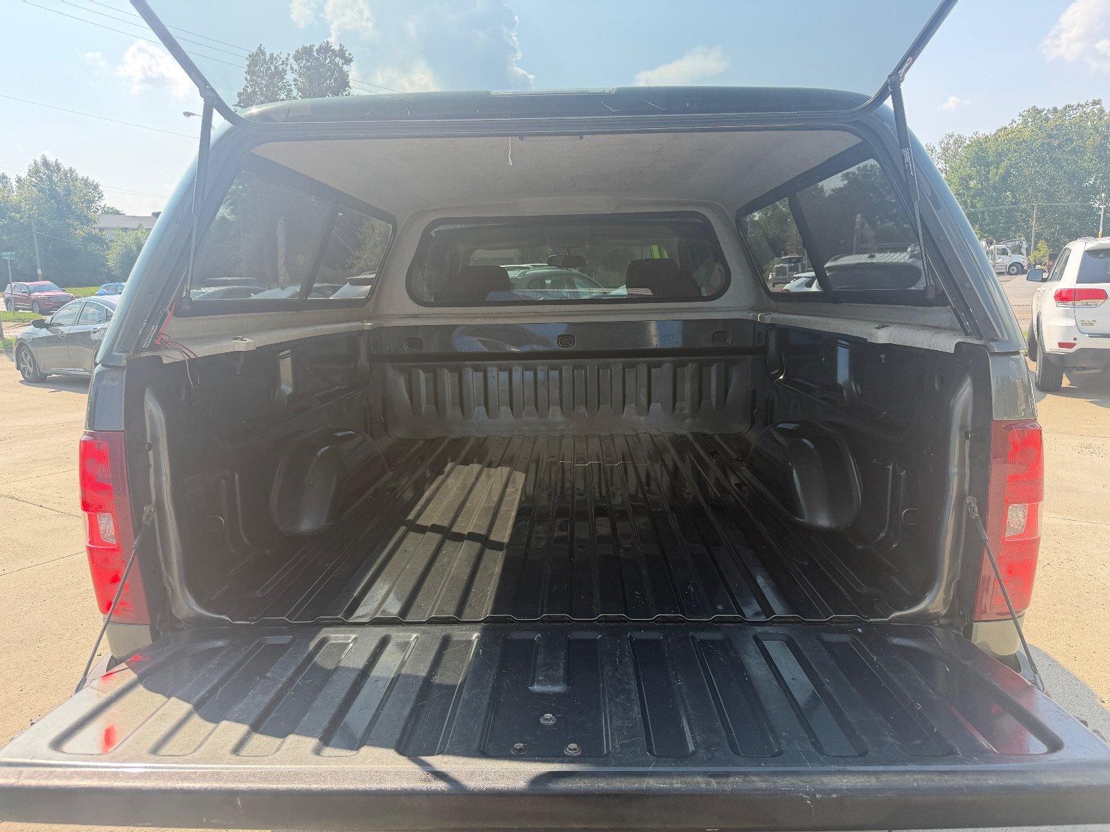 Vehicle photo 12
