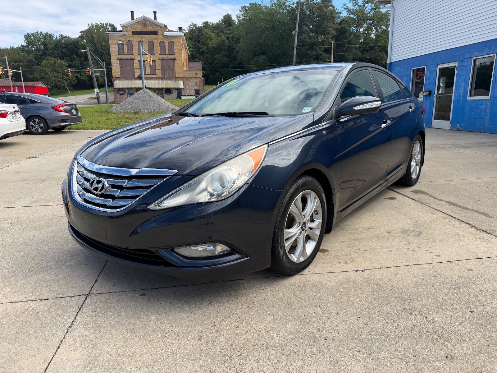 Vehicle photo 3